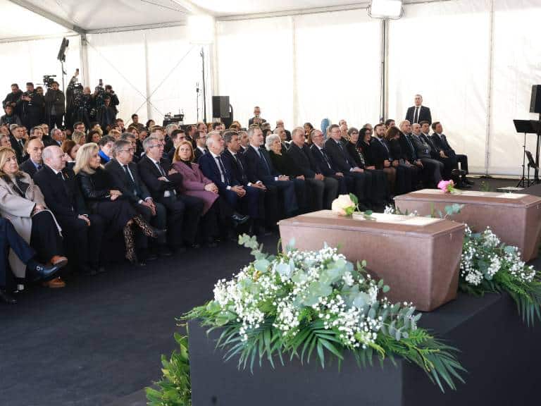 Felipe VI estuvo acompañado por los familiares de Altamira y diversas autoridades durante la ceremonia.