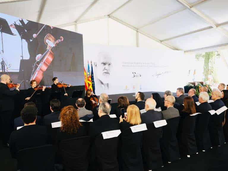 Felipe VI estuvo acompañado por los familiares de Altamira y diversas autoridades durante la ceremonia.