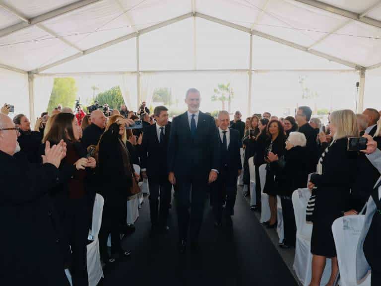 Felipe VI estuvo acompañado por los familiares de Altamira y diversas autoridades durante la ceremonia.