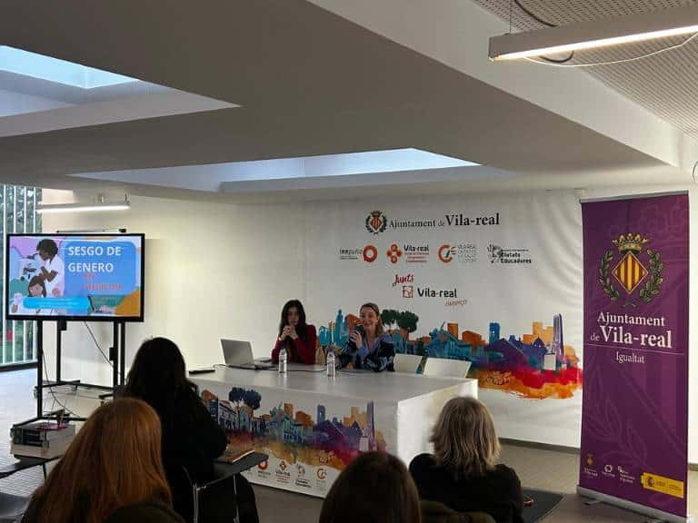 La Dra. Elena Casado Pineda, anestesióloga y defensora de la igualdad de género, explicó cómo los sesgos de género impactan negativamente en la salud de las mujeres.