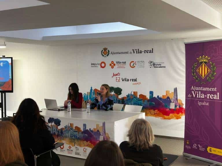 La Dra. Elena Casado Pineda, anestesióloga y defensora de la igualdad de género, explicó cómo los sesgos de género impactan negativamente en la salud de las mujeres.