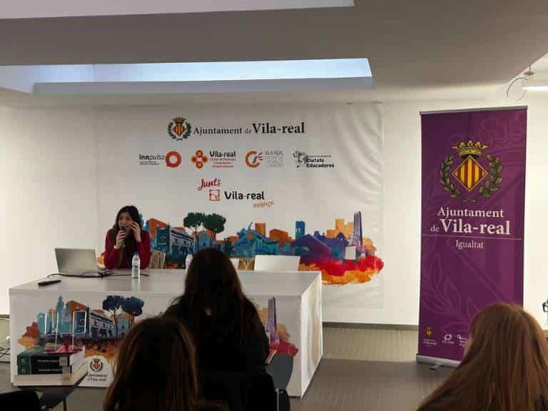 La Dra. Elena Casado Pineda, anestesióloga y defensora de la igualdad de género, explicó cómo los sesgos de género impactan negativamente en la salud de las mujeres.