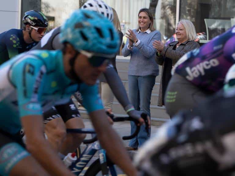 Un recorrido de 181 kilómetros y más de 3.600 metros de desnivel positivo, con cuatro puertos de montaña que ha permitido a los ciclistas recorrer paisajes espectaculares