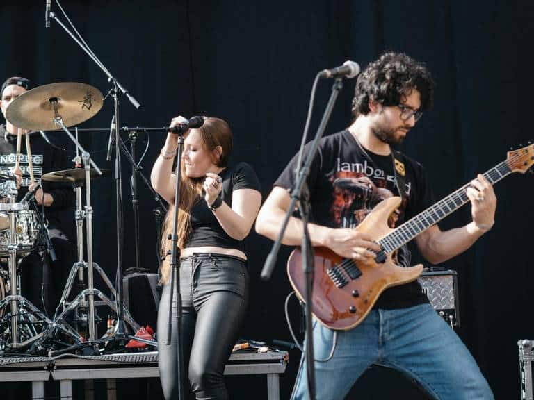 La Plaza Mayor, siempre un lugar de encuentro y convivencia, se transformó en un espacio festivo, lleno de música en directo y personas deseosas de disfrutar al máximo.