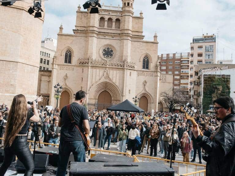 La Plaza Mayor, siempre un lugar de encuentro y convivencia, se transformó en un espacio festivo, lleno de música en directo y personas deseosas de disfrutar al máximo.