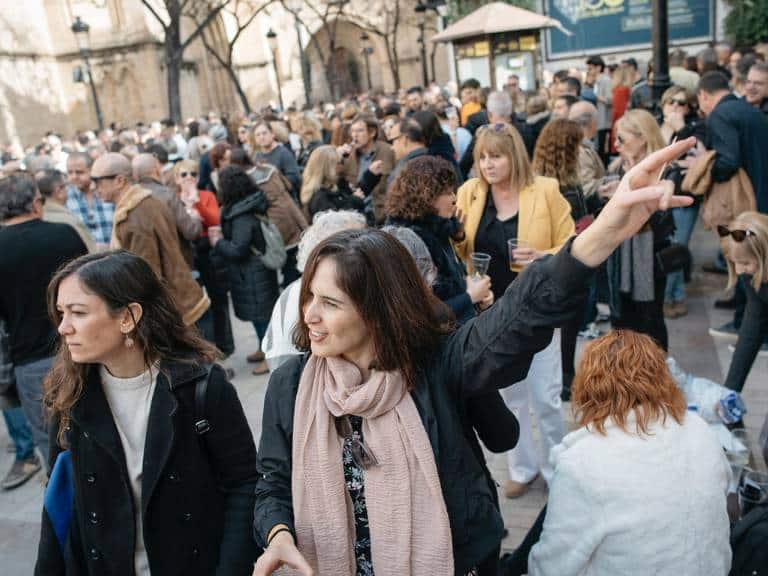 La Plaza Mayor, siempre un lugar de encuentro y convivencia, se transformó en un espacio festivo, lleno de música en directo y personas deseosas de disfrutar al máximo.