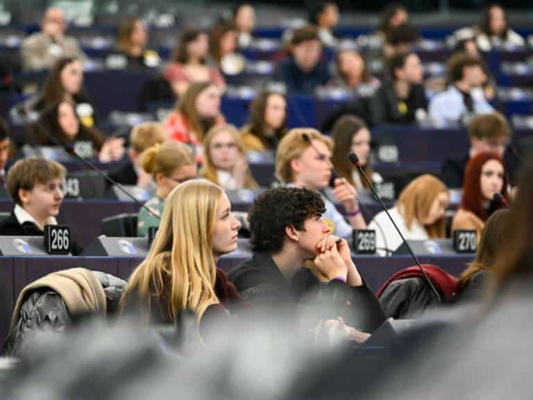 Estudiantes del centro Nuestra Señora de la Consolación de Castellón participaron en una sesión del Parlamento Europeo en Estrasburgo, discutiendo sobre pobreza, exclusión social y los desafíos de la provincia.