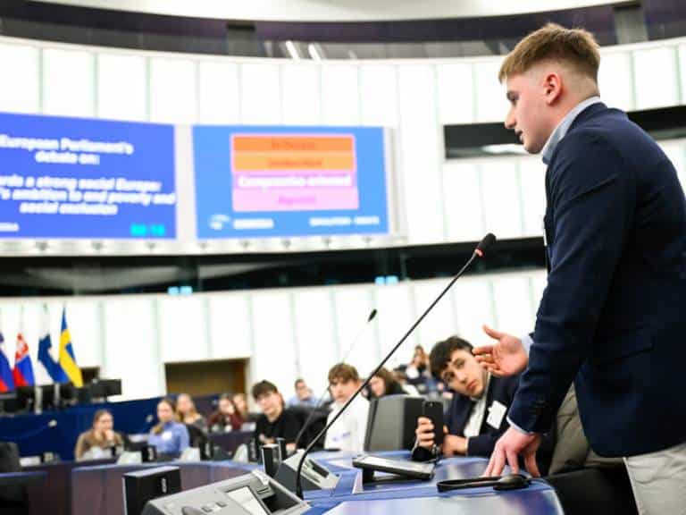 Estudiantes del centro Nuestra Señora de la Consolación de Castellón participaron en una sesión del Parlamento Europeo en Estrasburgo, discutiendo sobre pobreza, exclusión social y los desafíos de la provincia.