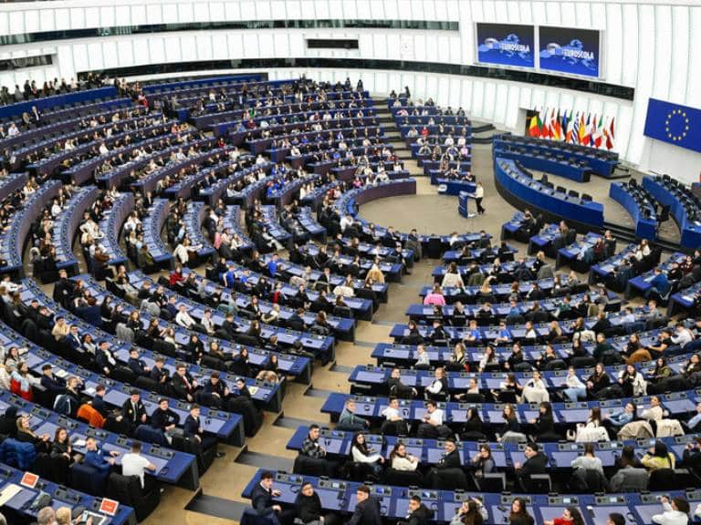 Estudiantes del centro Nuestra Señora de la Consolación de Castellón participaron en una sesión del Parlamento Europeo en Estrasburgo, discutiendo sobre pobreza, exclusión social y los desafíos de la provincia.