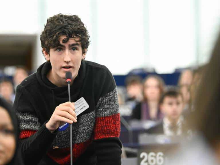 Estudiantes del centro Nuestra Señora de la Consolación de Castellón participaron en una sesión del Parlamento Europeo en Estrasburgo, discutiendo sobre pobreza, exclusión social y los desafíos de la provincia.