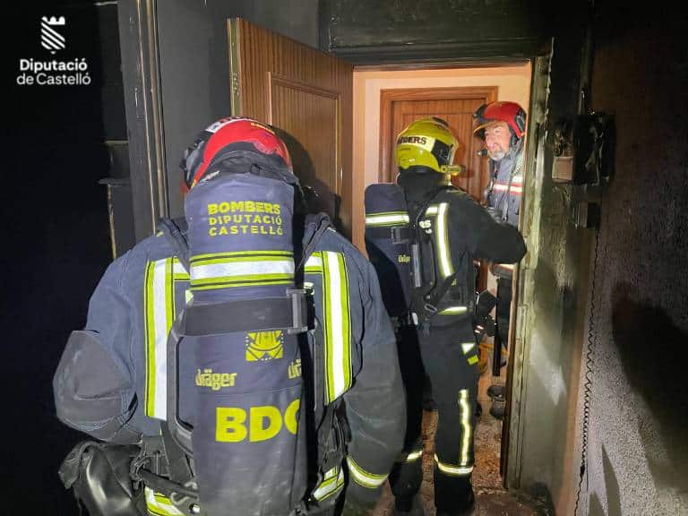 Policía y Guardia Civil desalojaron el edificio hasta que los bomberos aseguraron el regreso de los vecinos.