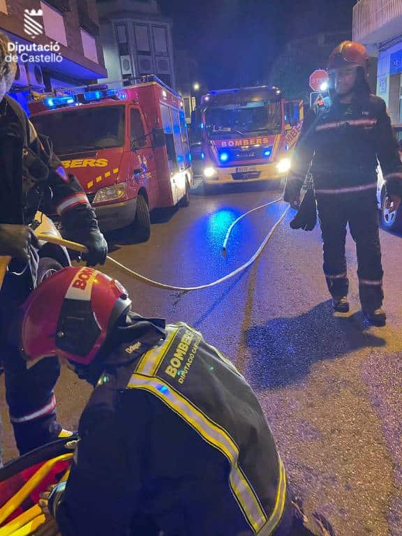 Policía y Guardia Civil desalojaron el edificio hasta que los bomberos aseguraron el regreso de los vecinos.