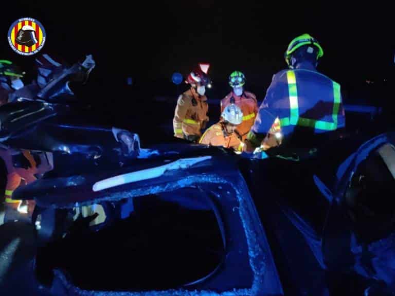 Un hombre de 38 años fue atendido por los servicios sanitarios debido a contusiones y heridas leves. 