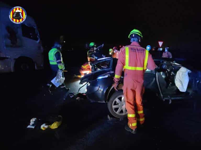 Un hombre de 38 años fue atendido por los servicios sanitarios debido a contusiones y heridas leves. 