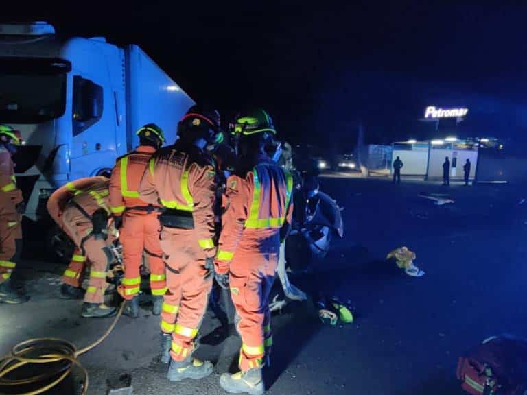 Un hombre de 38 años fue atendido por los servicios sanitarios debido a contusiones y heridas leves. 