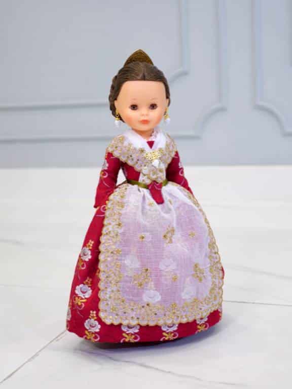 Los trajes de las muñecas fueron diseñados por Eduardo Cervera, y toda la recaudación de la subasta irá íntegramente a la Fundación Horta Sud para apoyar a los afectados.