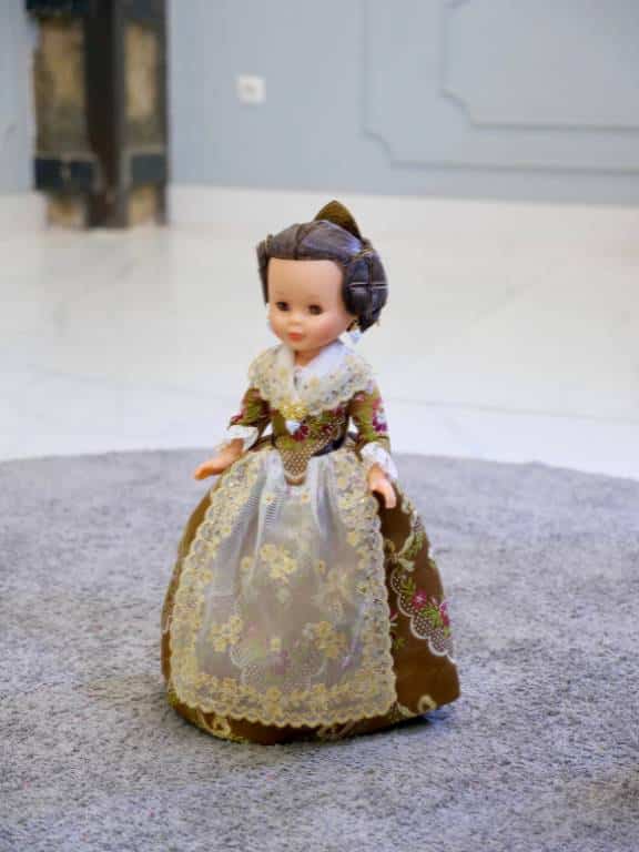 Los trajes de las muñecas fueron diseñados por Eduardo Cervera, y toda la recaudación de la subasta irá íntegramente a la Fundación Horta Sud para apoyar a los afectados.