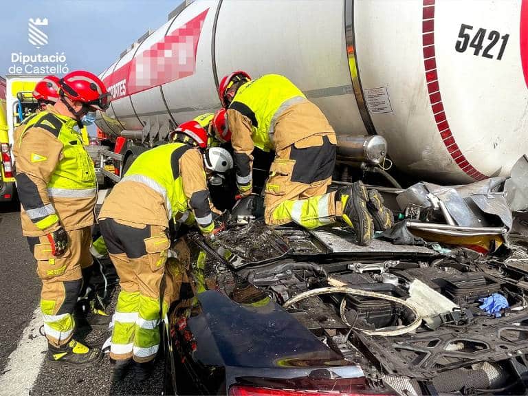 El conductor del coche ha perdido la vida como consecuencia del impacto entre el camión y el turismo. 