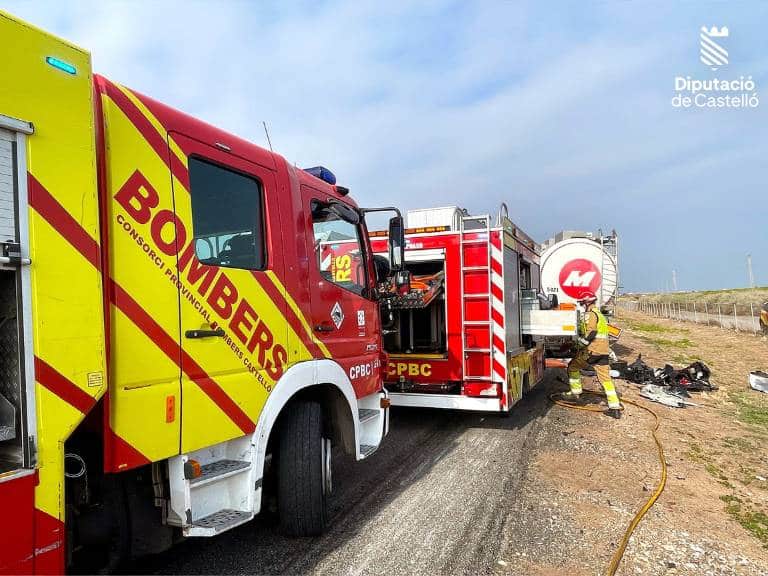 El conductor del coche ha perdido la vida como consecuencia del impacto entre el camión y el turismo. 