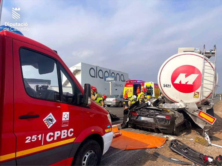 El conductor del coche ha perdido la vida como consecuencia del impacto entre el camión y el turismo. 