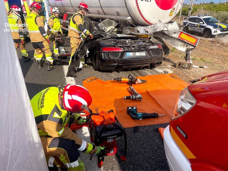 El conductor del coche ha perdido la vida como consecuencia del impacto entre el camión y el turismo. 