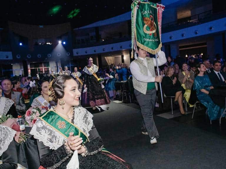 Las Gaiatas llenaron el Palau de la Festa para presentar a sus comisiones, reconocidas por su labor en preservar y promover las tradiciones.