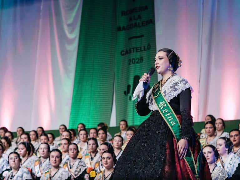 Las Gaiatas llenaron el Palau de la Festa para presentar a sus comisiones, reconocidas por su labor en preservar y promover las tradiciones.