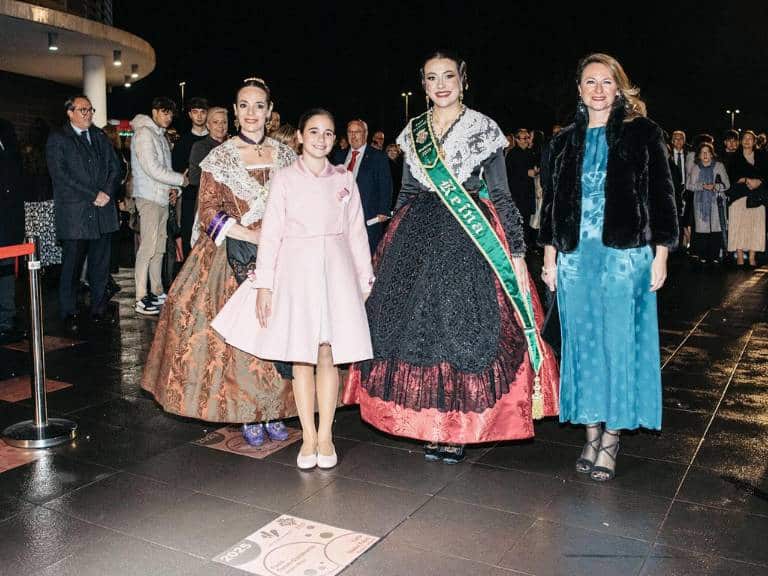 Las Gaiatas llenaron el Palau de la Festa para presentar a sus comisiones, reconocidas por su labor en preservar y promover las tradiciones.