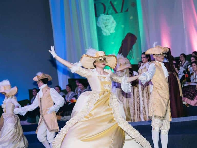 Las Gaiatas llenaron el Palau de la Festa para presentar a sus comisiones, reconocidas por su labor en preservar y promover las tradiciones.