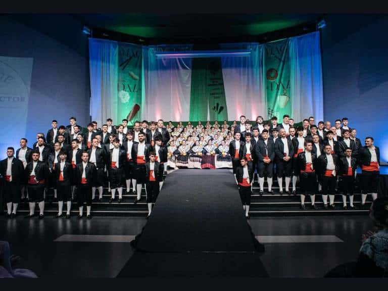 Las Gaiatas llenaron el Palau de la Festa para presentar a sus comisiones, reconocidas por su labor en preservar y promover las tradiciones.