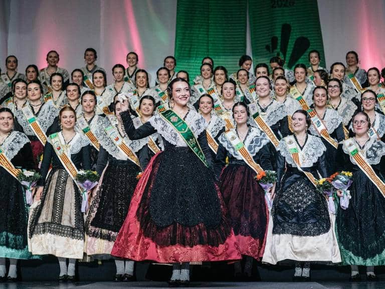 Las Gaiatas llenaron el Palau de la Festa para presentar a sus comisiones, reconocidas por su labor en preservar y promover las tradiciones.