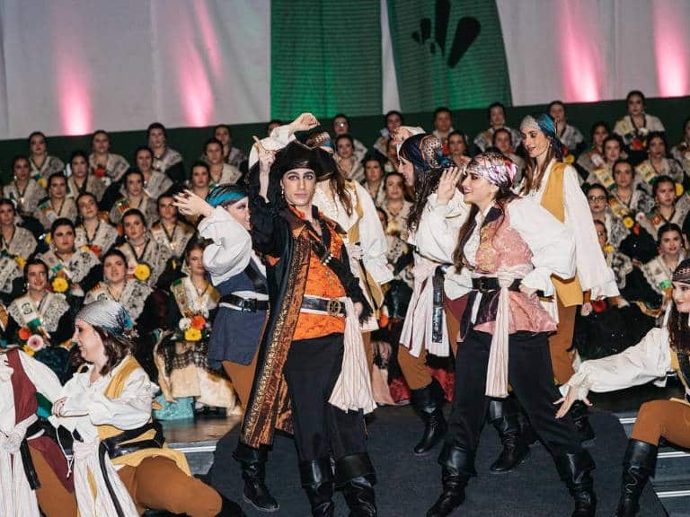 Las Gaiatas llenaron el Palau de la Festa para presentar a sus comisiones, reconocidas por su labor en preservar y promover las tradiciones.