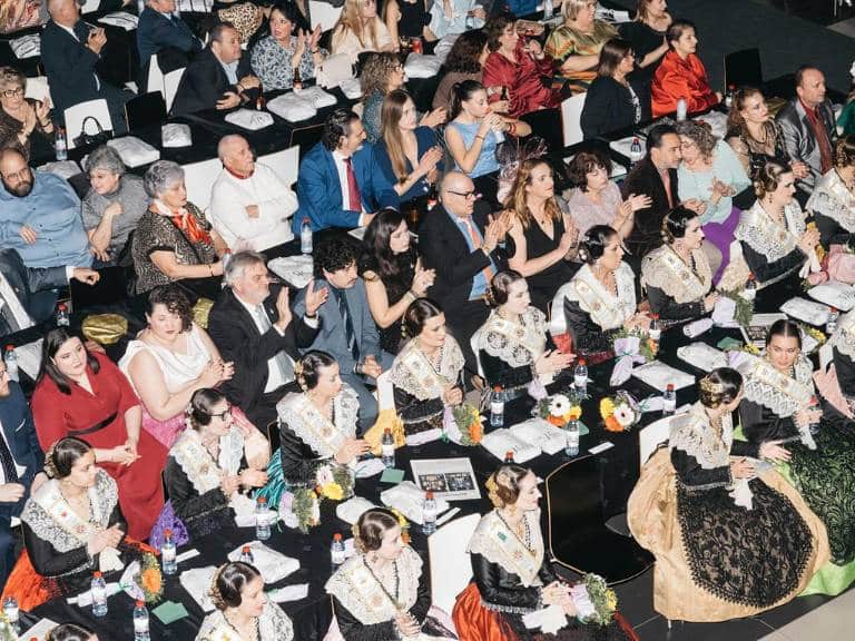 Las Gaiatas llenaron el Palau de la Festa para presentar a sus comisiones, reconocidas por su labor en preservar y promover las tradiciones.