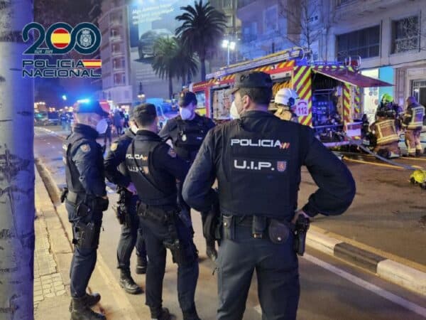 Incendio en el bingo de València: Bomberos continúan trabajando y recomiendan a los vecinos dormir fuera