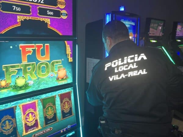 La Policía Local de Vila-real controla la actividad en los salones de juego