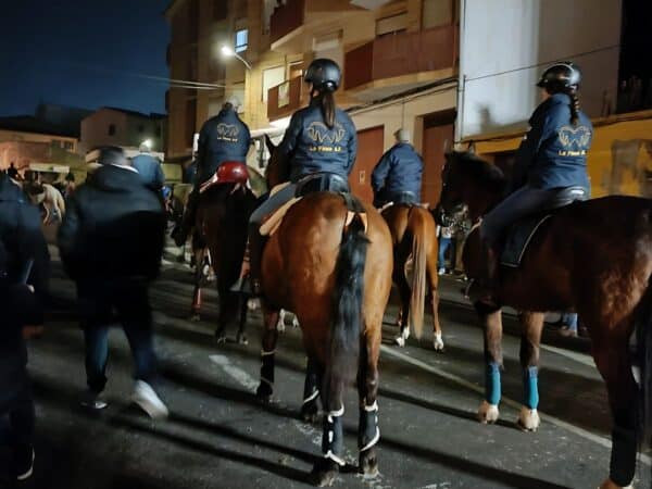 La tradición cobra vida en Cabanes con la bendición de animales y la procesión de Sant Antoni