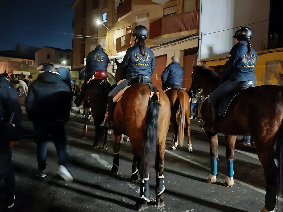 La tradición cobra vida en Cabanes con la bendición de animales y la procesión de Sant Antoni