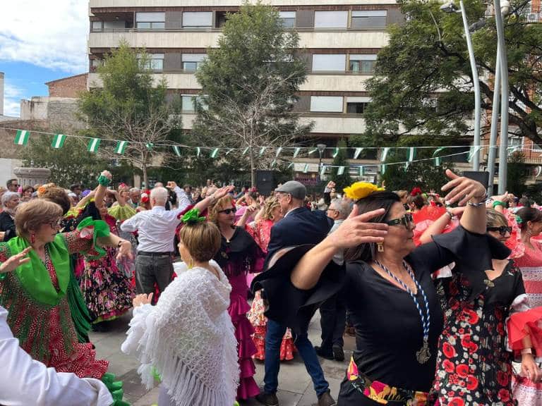 A lo largo de los años, numerosas personas procedentes de Andalucía se han establecido en la Vall d'Uixó, desempeñando un papel fundamental en su crecimiento y desarrollo.