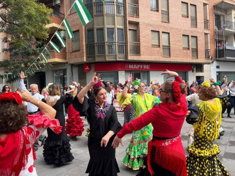 A lo largo de los años, numerosas personas procedentes de Andalucía se han establecido en la Vall d'Uixó, desempeñando un papel fundamental en su crecimiento y desarrollo.