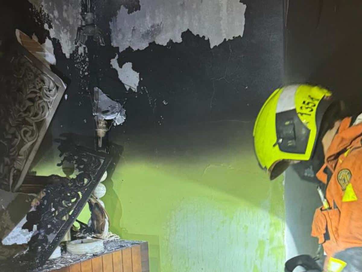 Los bomberos consiguen salvar a un menor en el incendio de una vivienda en Alzira