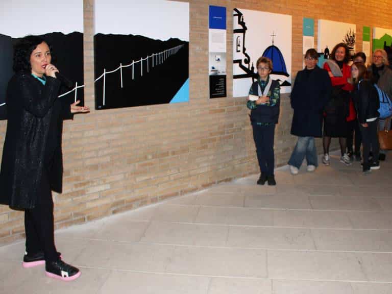Bajo el título 'dLucía, el reflejo de un juego personal', la diseñadora castellonense invita a disfrutar del arte a través de su primera exposición en solitario