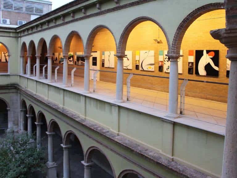 Bajo el título 'dLucía, el reflejo de un juego personal', la diseñadora castellonense invita a disfrutar del arte a través de su primera exposición en solitario