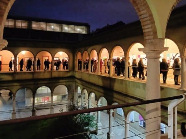 Lucía Sales inaugura su exposición en el claustro de la EASD de Castellón
