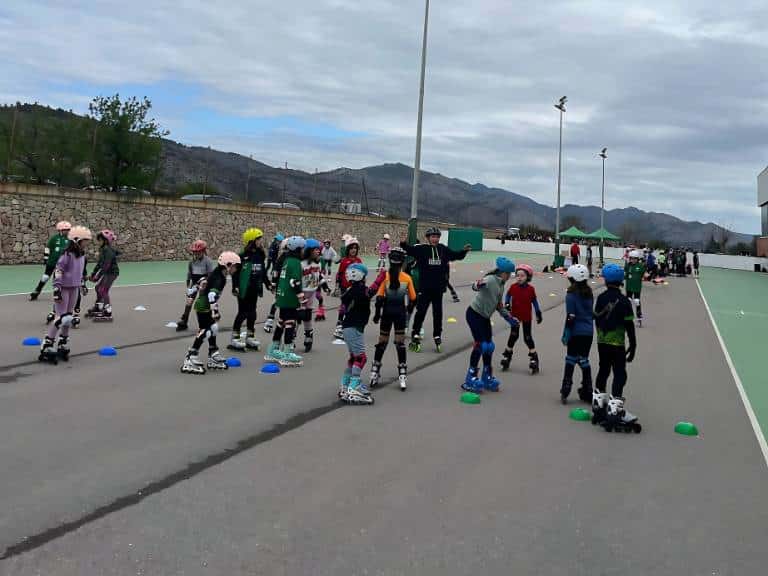 El evento incluyó varios circuitos de habilidad, diseñados según la edad de los participantes, además de pequeñas carreras en el anillo de la pista.