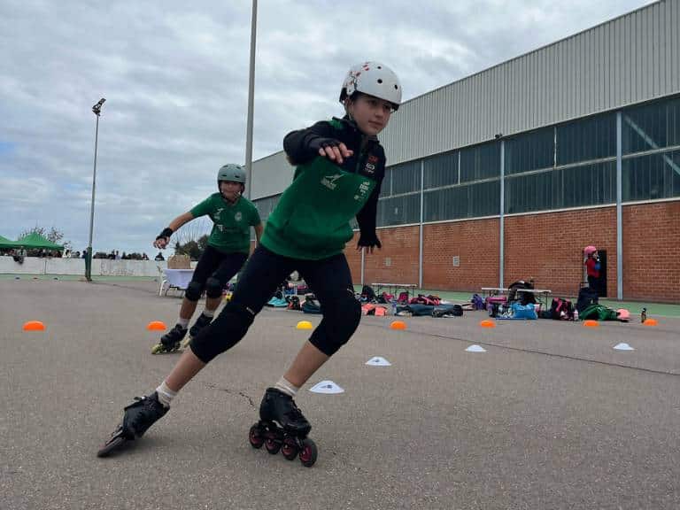 El evento incluyó varios circuitos de habilidad, diseñados según la edad de los participantes, además de pequeñas carreras en el anillo de la pista.