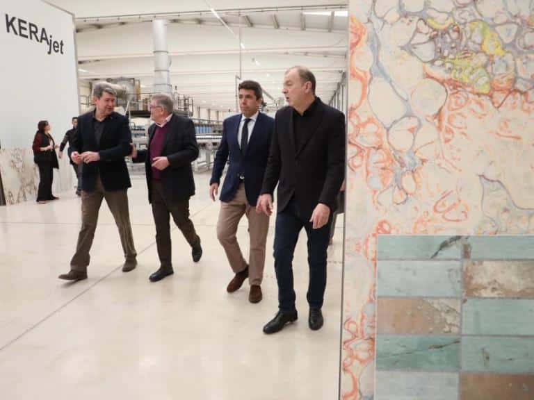 El jefe del Consell ha visitado las instalaciones de Kerajet, una empresa pionera en la implementación de nuevos usos para la maquinaria a través del diseño y la tecnología.
