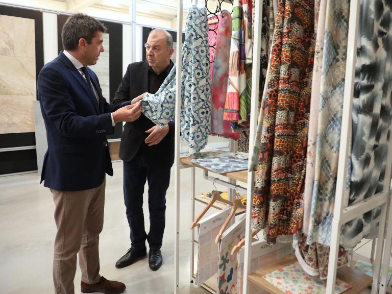 El jefe del Consell ha visitado las instalaciones de Kerajet, una empresa pionera en la implementación de nuevos usos para la maquinaria a través del diseño y la tecnología.