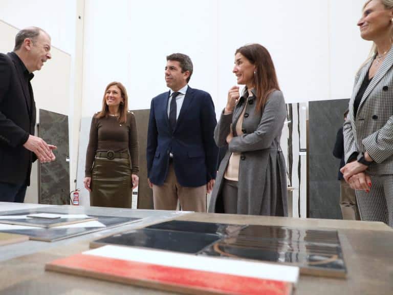 El jefe del Consell ha visitado las instalaciones de Kerajet, una empresa pionera en la implementación de nuevos usos para la maquinaria a través del diseño y la tecnología.
