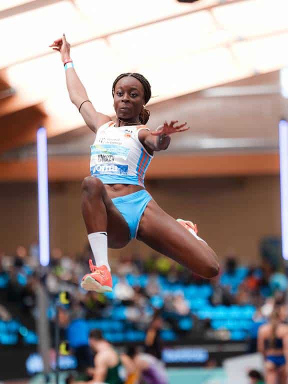 Pablo Roelas se lleva el oro, Andreu Boix, la plata, y Jorge Dávila, el bronce, mientras que Evelyn Yankey acaba tercera en una final de longitud en la que peleó por el título y pinchó Fátima Diame