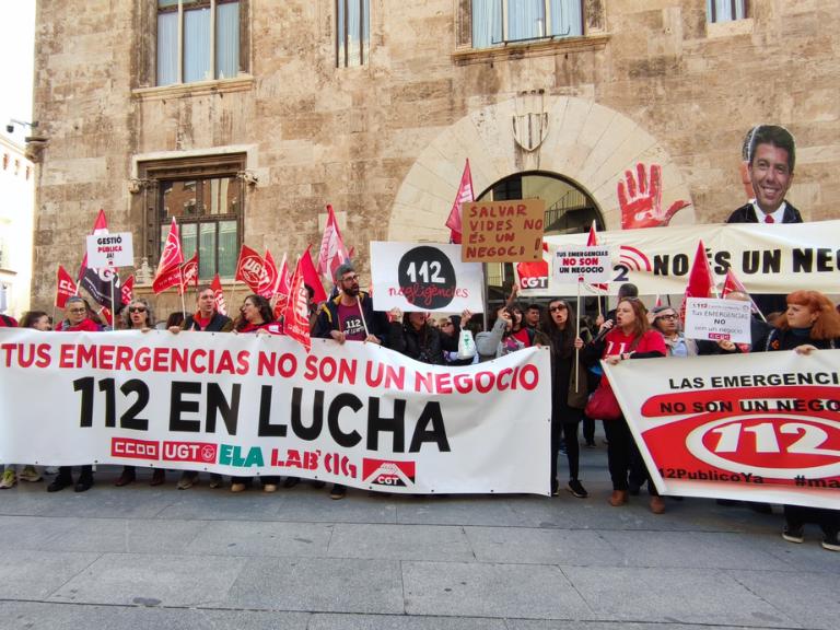 Trabajadores del 112 se manifiestan en València para exigir que el servicio sea gestionado de forma pública.